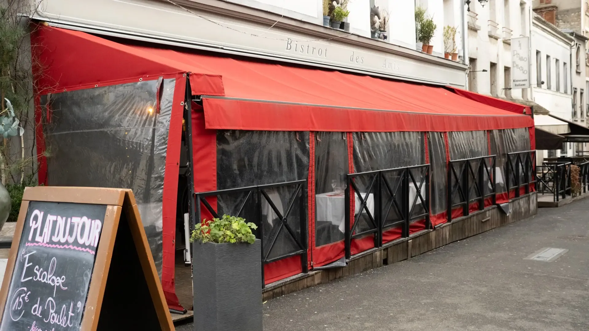 La terrasse abritée le long de la rue Montebello