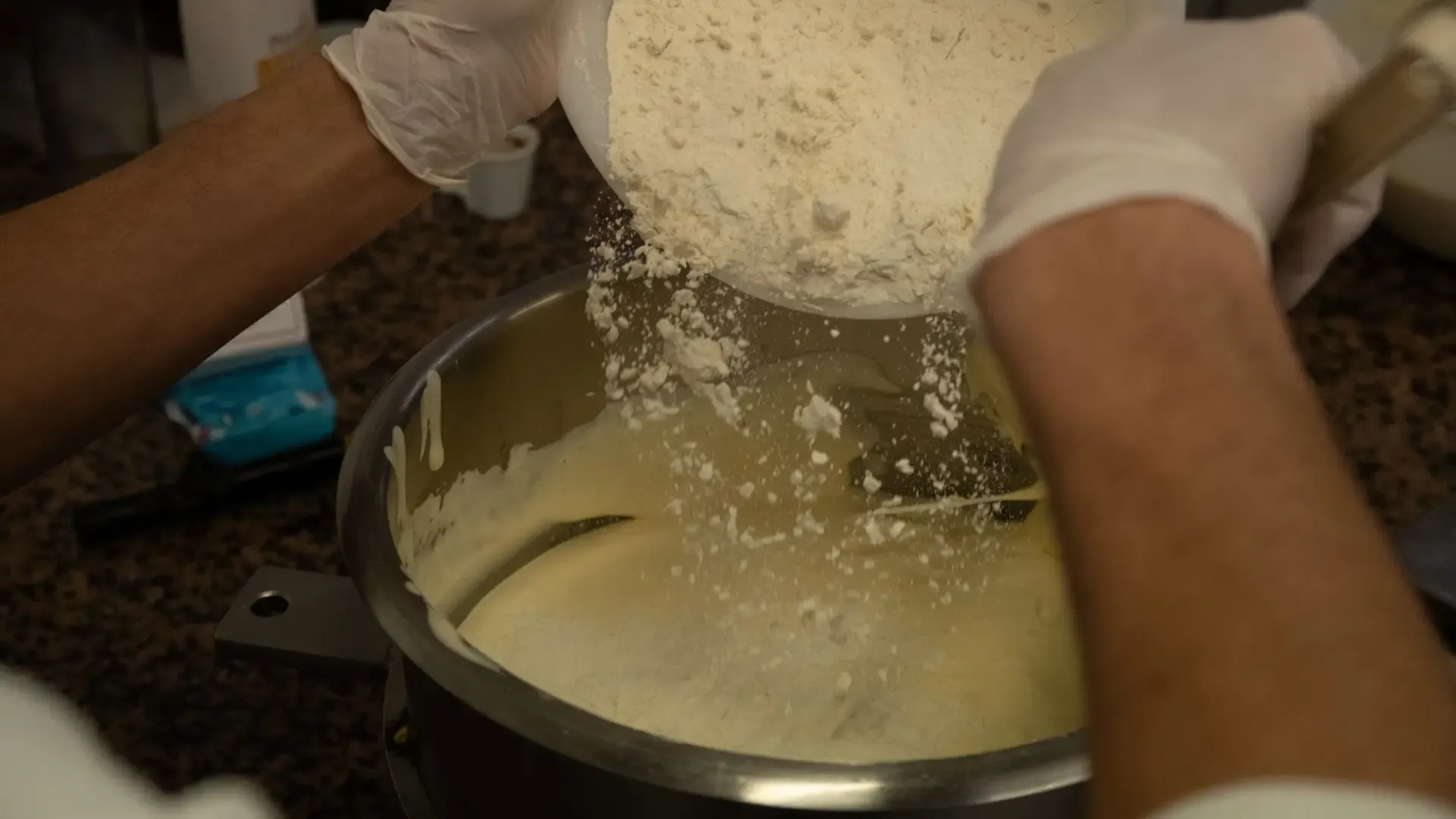 En cuisine, préparation d’une pâte à la main