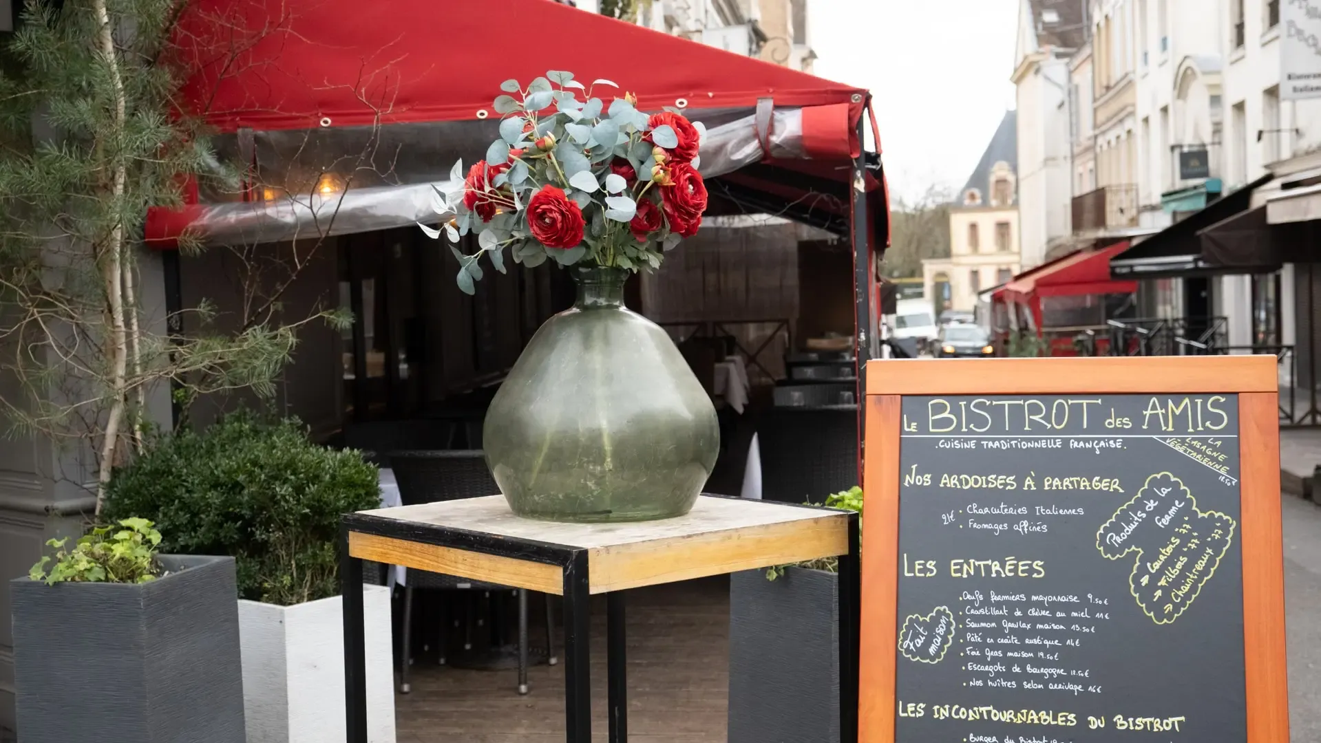 L’ardoise du jour et un bouquet à l’entrée de la terrasse