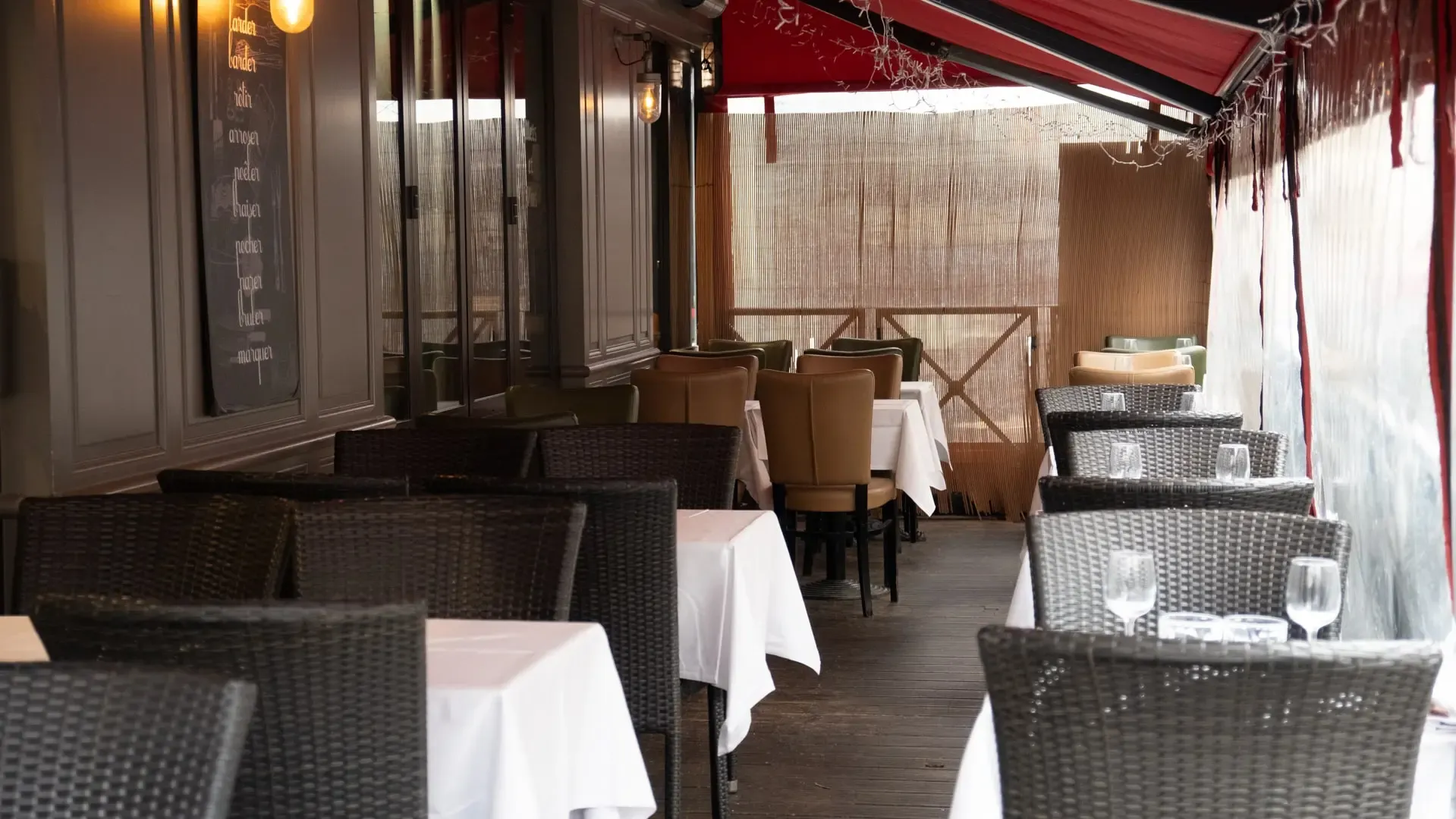 La terrasse couverte, nappes blanches