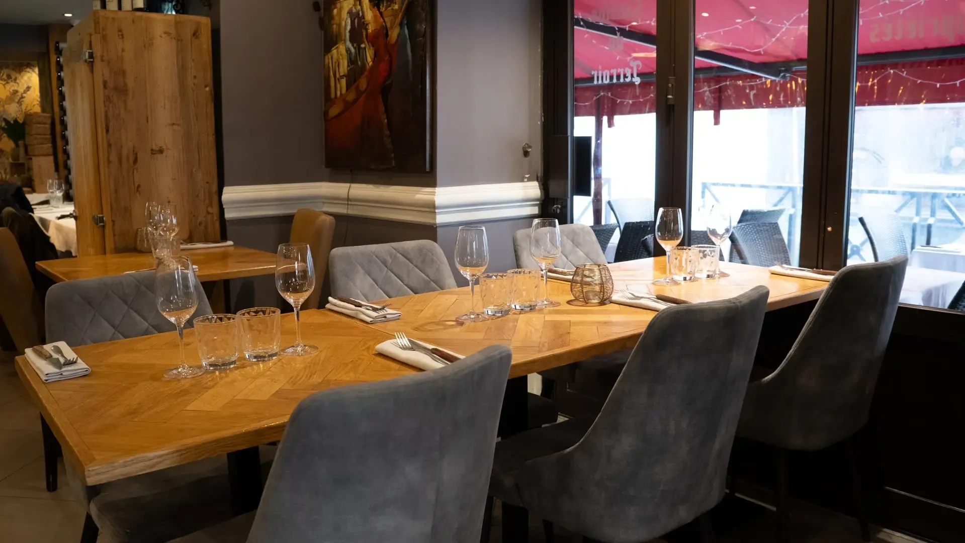 Tables en bois dressées dans la salle du bistrot