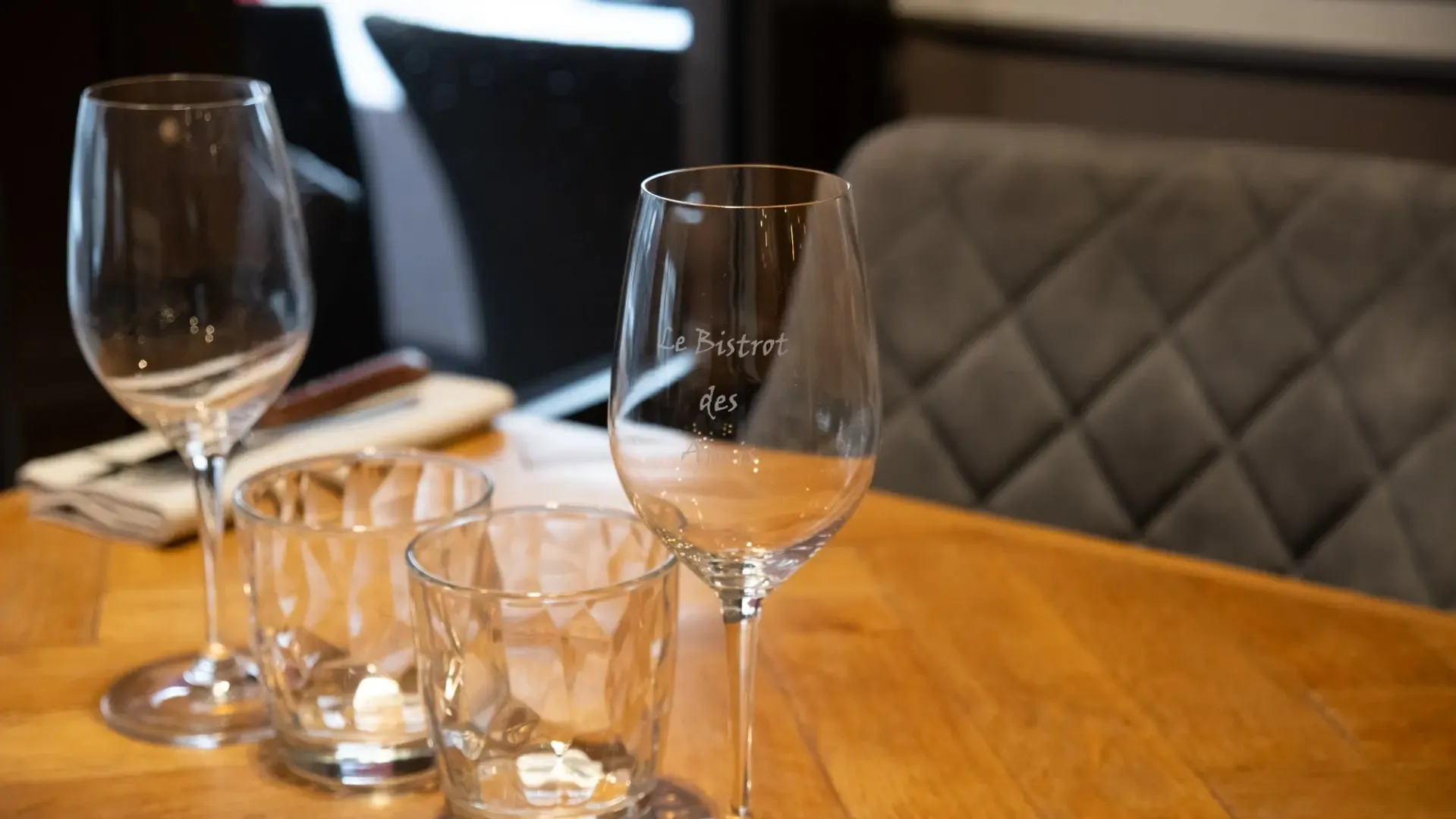 Verres à vin gravés au nom du bistrot
