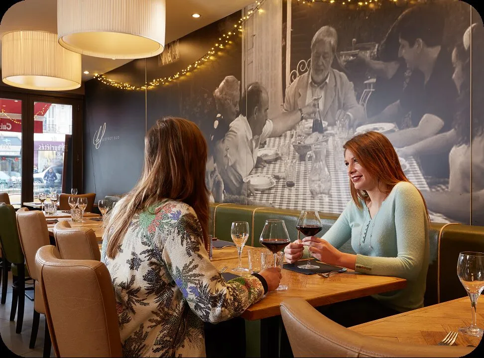 Deux clientes attablées dans la salle du Bistrot des Amis